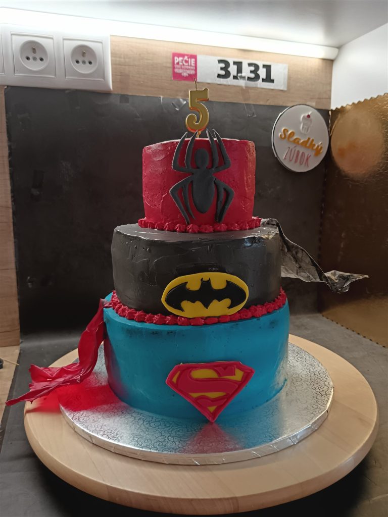 superhrdinska-torta-1